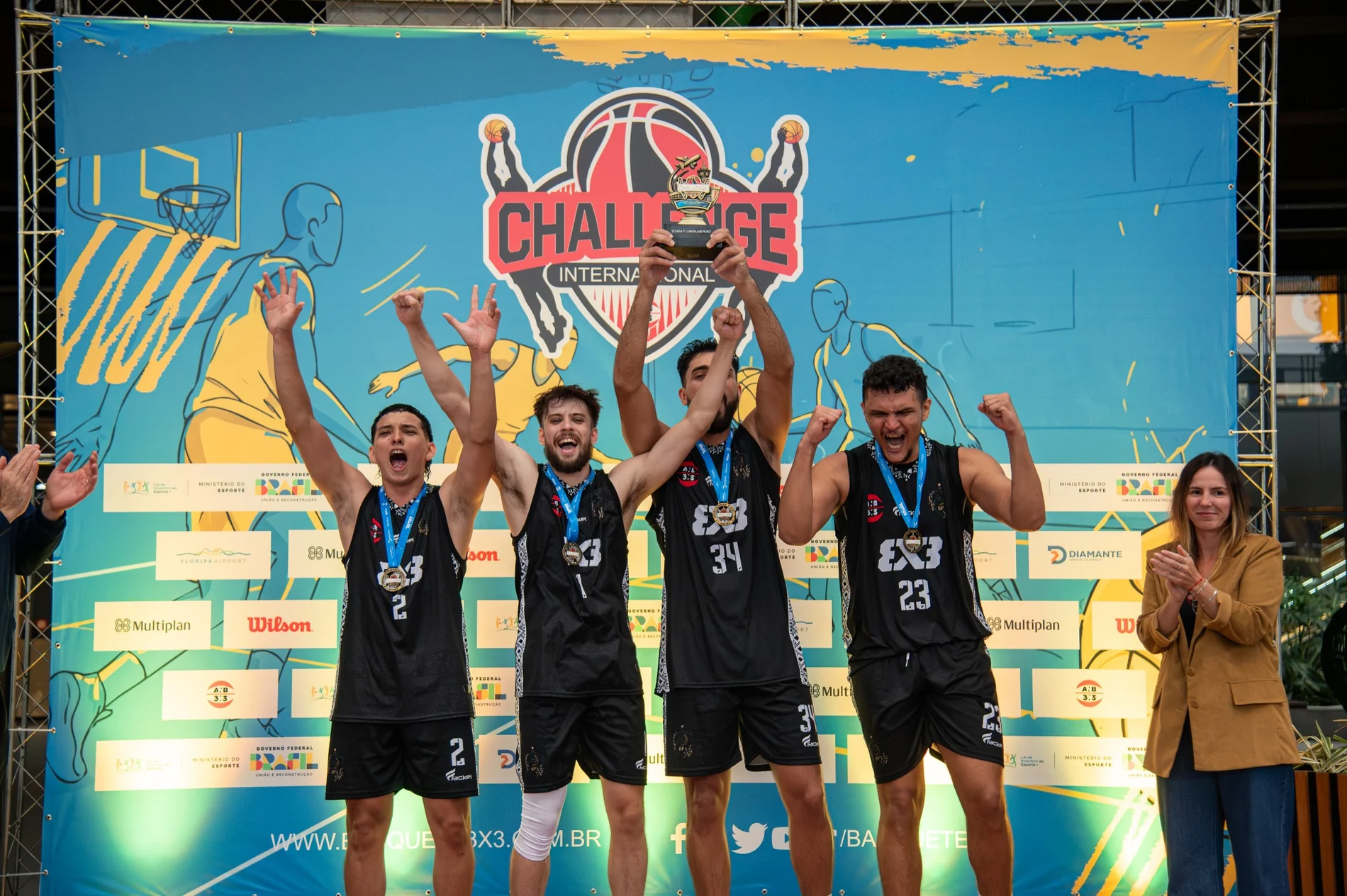 Atletas do BPA 3x3 com troféu e medalhas após o título do Challenge Internacional em Florianópolis